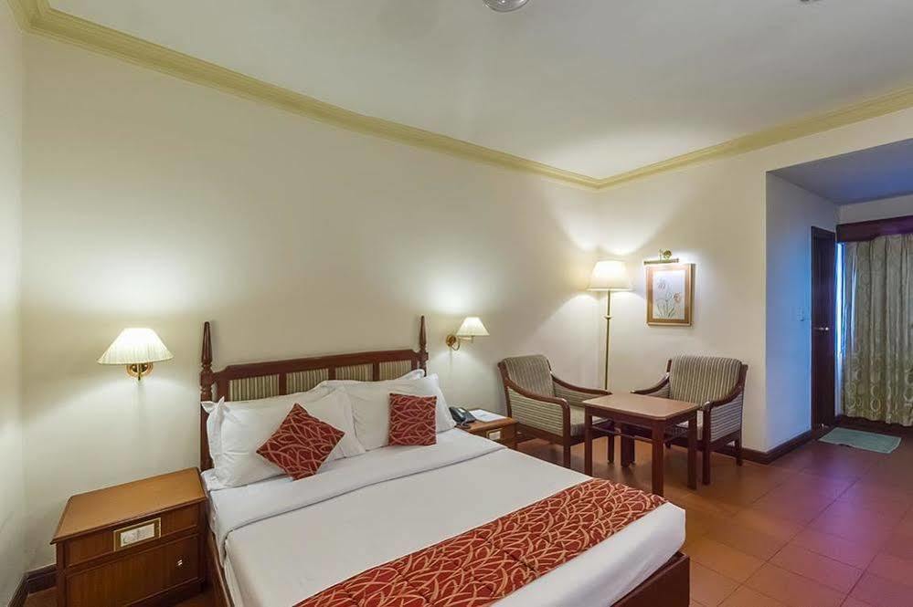 Issacs Residency Hotel Munnar Bagian luar foto